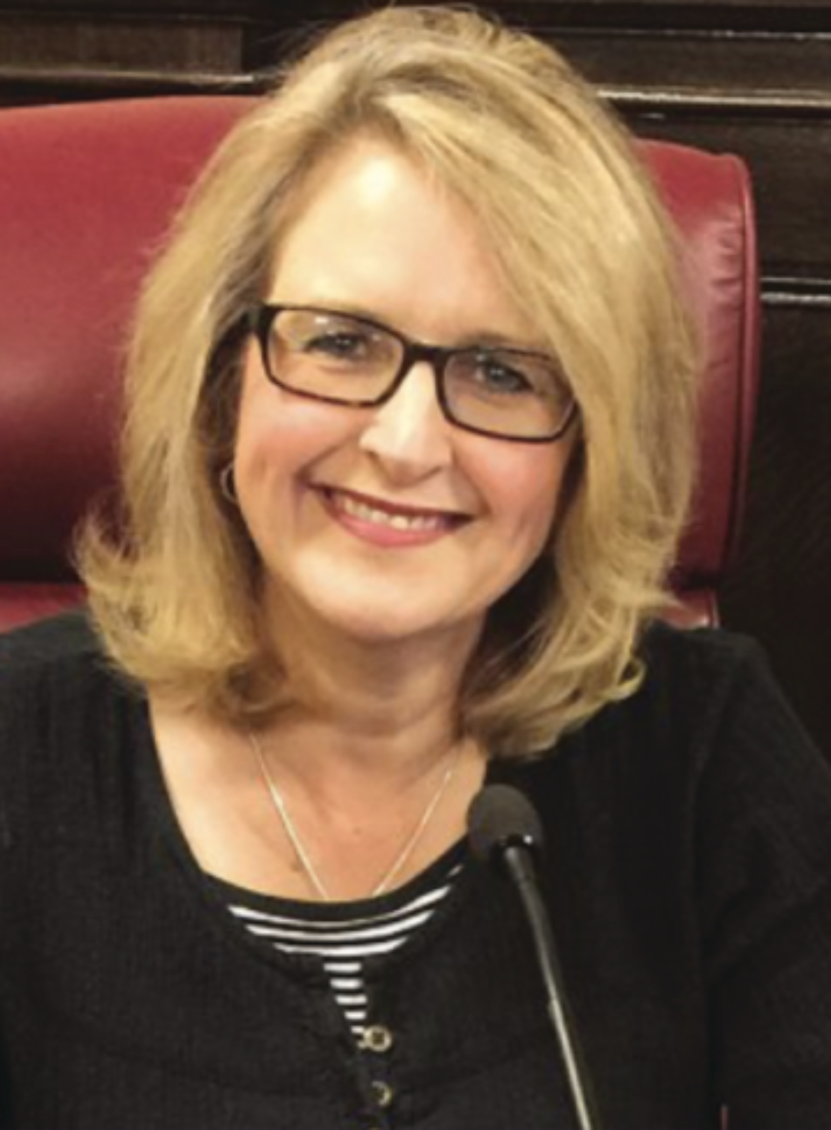 Jennifer Hoffman Saccoman headshot